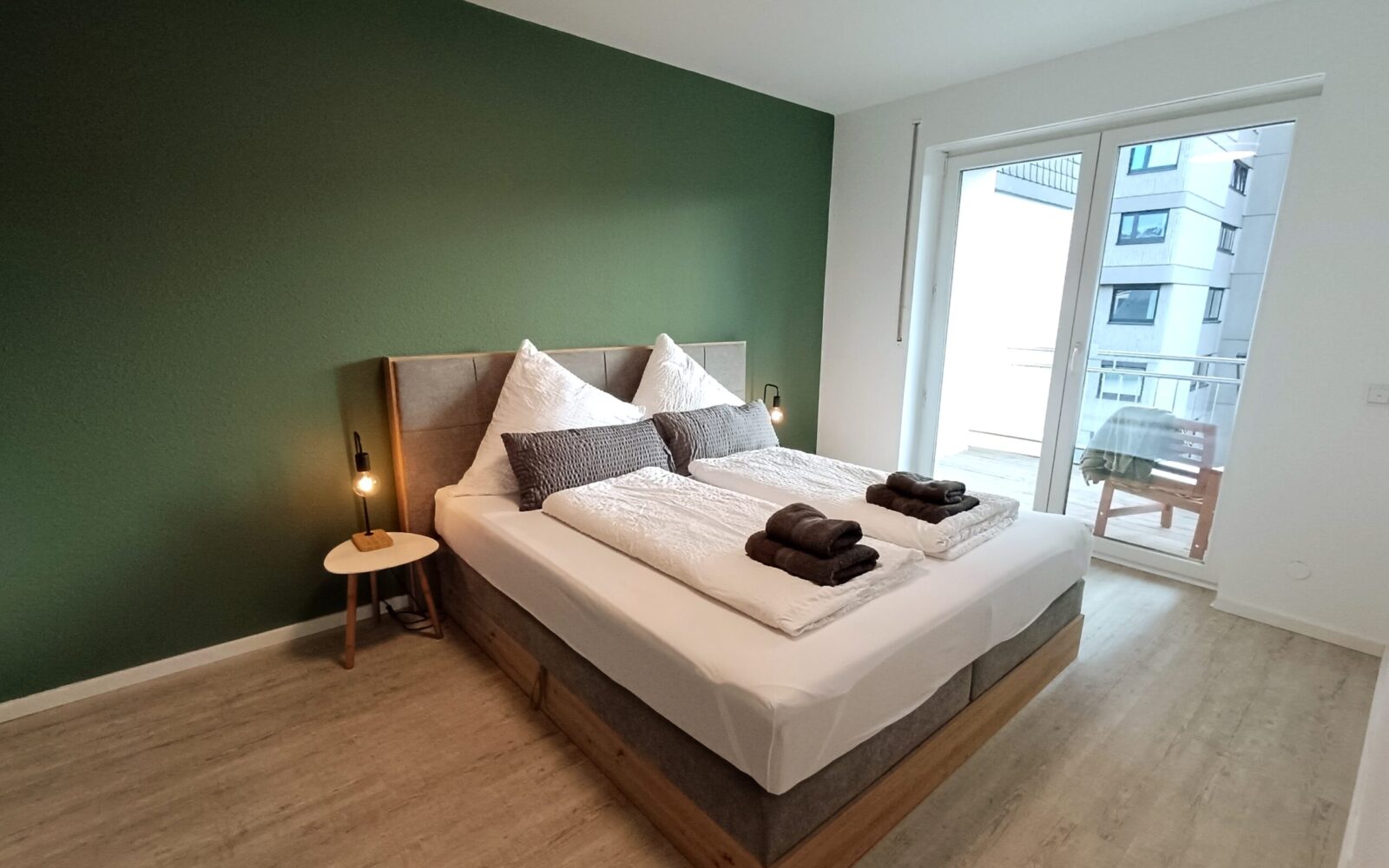 Gemütliches Schlafzimmer der Ferienwohnung Arnsberg mit Doppelbett und heller Einrichtung