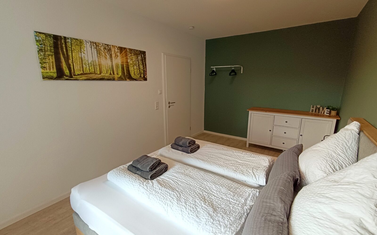 Gemütliches Boxspringbett steht hier in der Ferienwohnung in Arnsberg für die Gäste zur Verfügung.