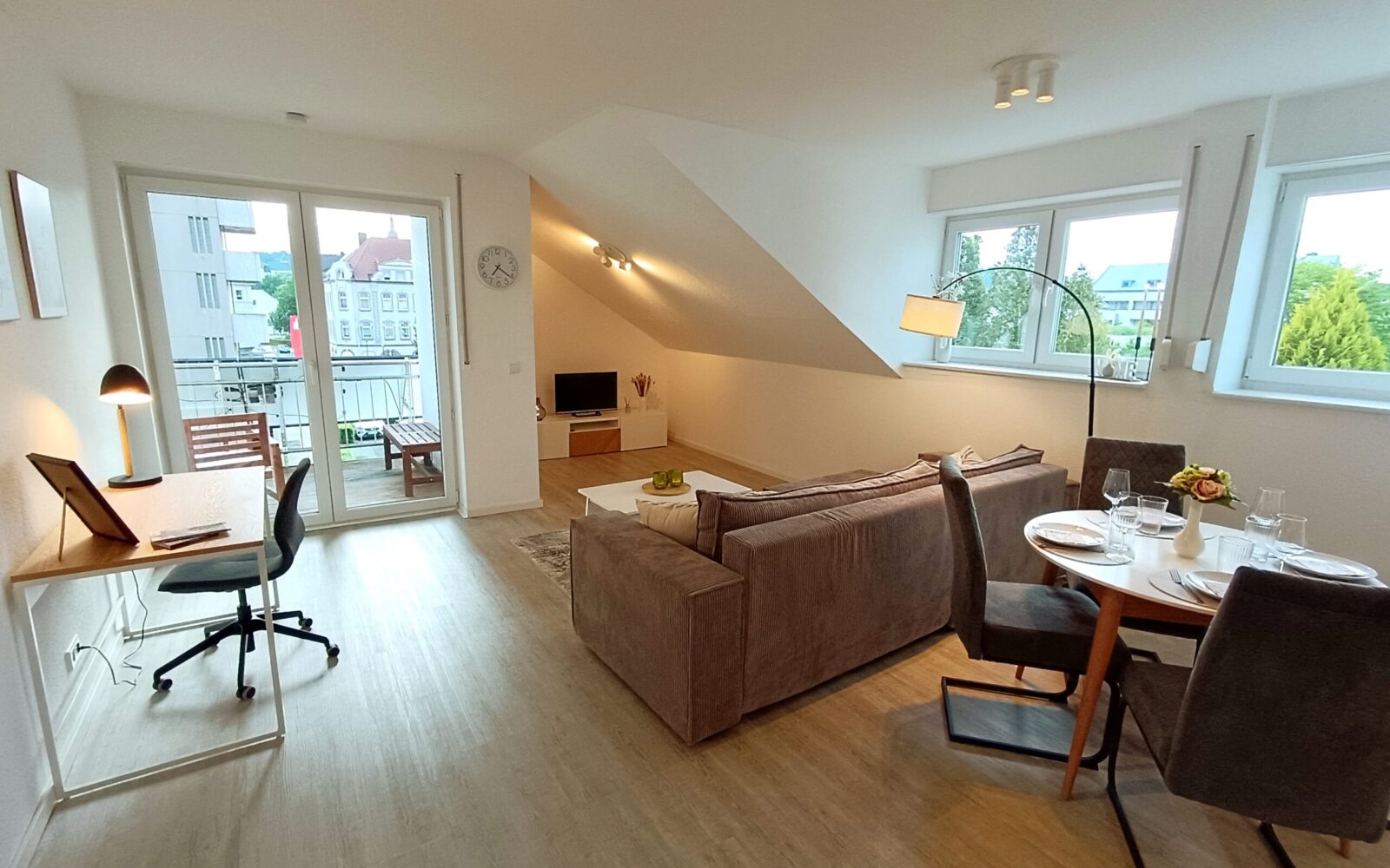 Großzüger gemeinschaftlicher Wohn- und Essbereich mit zusätzlichem Arbeitsplatz steht zur Verfügung.