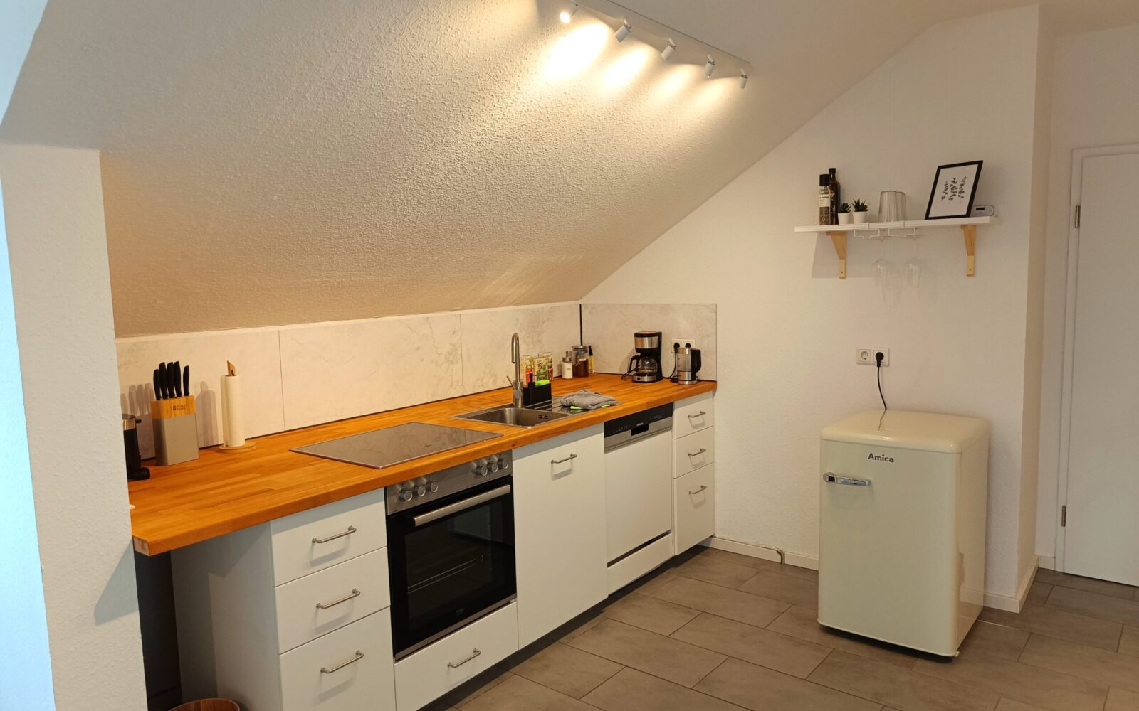 Voll ausgestattete Küche mit Esstisch, Herd und Kaffeemaschine – Ferienwohnung in Arnsberg