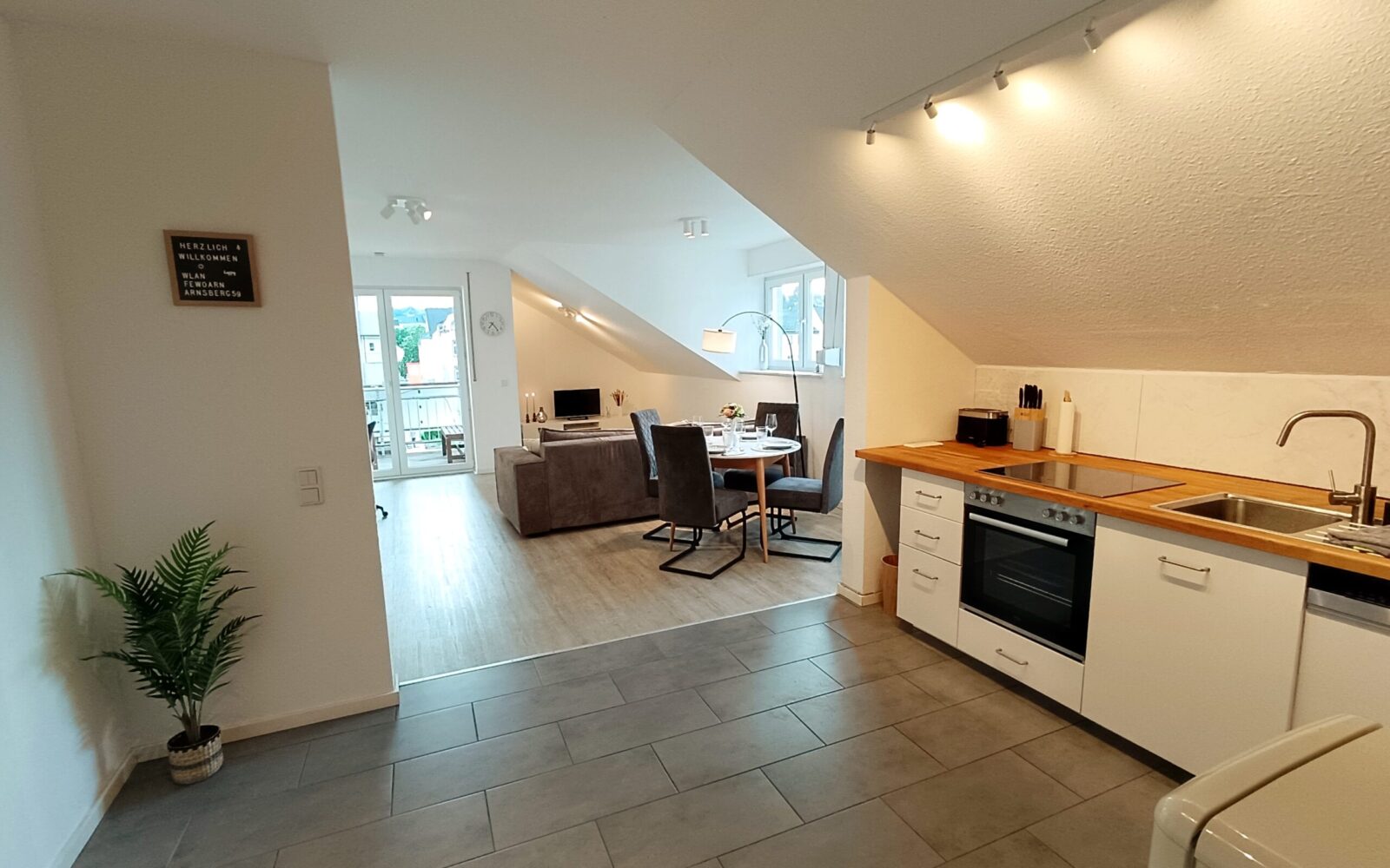 Direkt im Eingang die Küche mit Zugang zum Wohnbereich und direkt weiter zum Balkon der Ferienwohnung Arnsberg