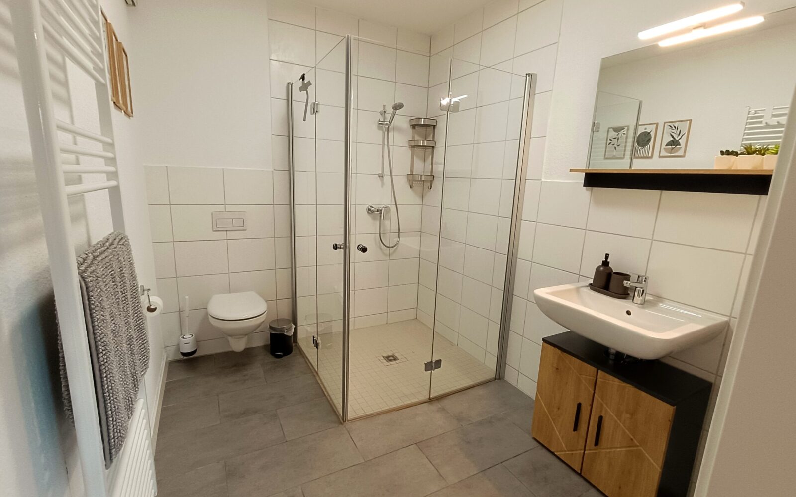 Modernes Badezimmer mit Dusche und Handtuchheizung – Dusche ist ebenerdig zugänglich - Ferienwohnung in Arnsberg