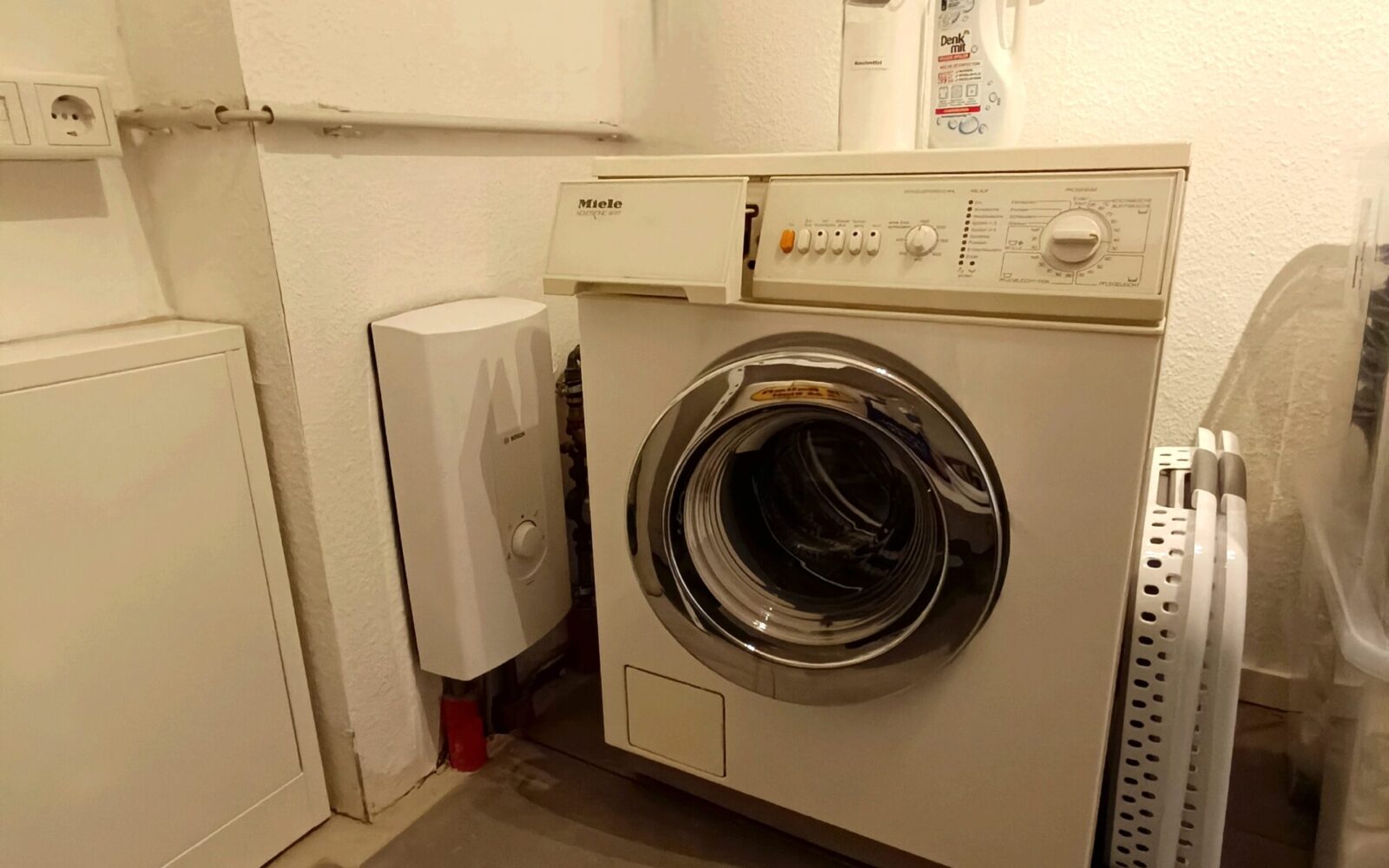 In der Ferienwohnung Arnsberg steht für alle Gäste auch eine Waschmaschine zur Verfügung.