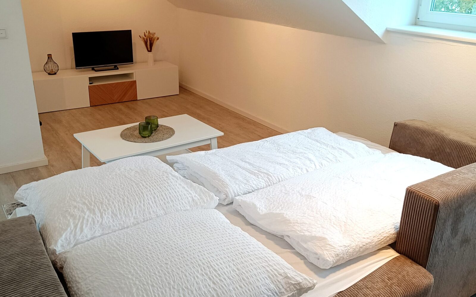 Zusätzlich zum Schlafzimmer können hier in der Ferienwohnung Arnsberg zwei weitere Gäste auf der Schlafcouch einen gemütlichen Platz finden.