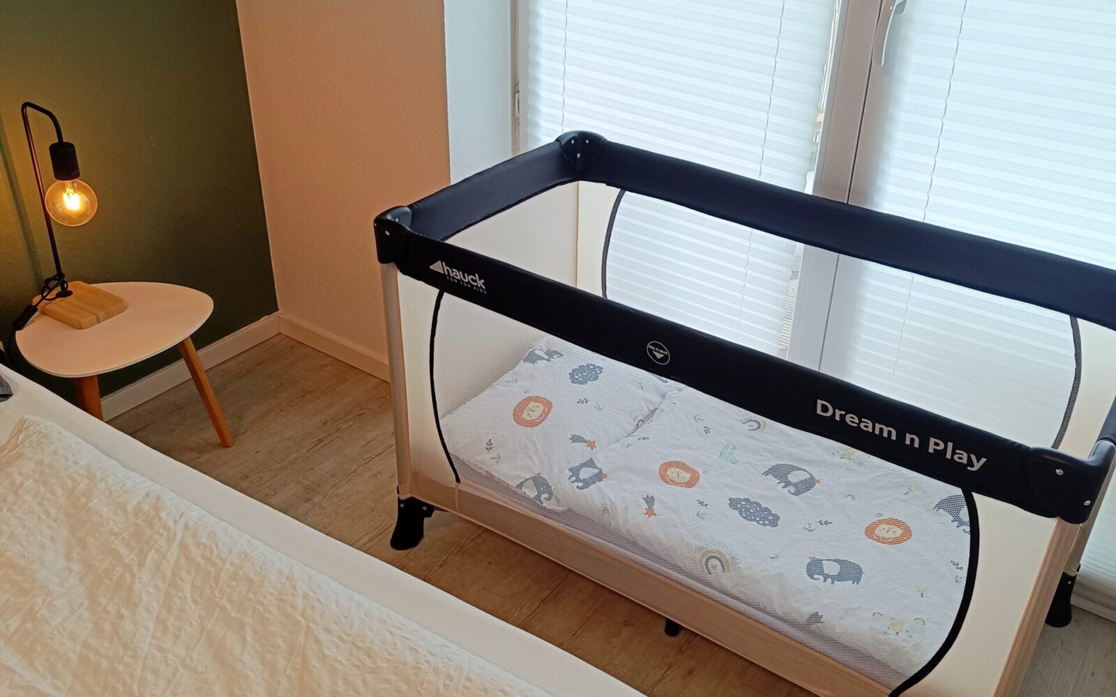 Gemütliches Kinderreisebett ist auf Anfrage verfügbar.